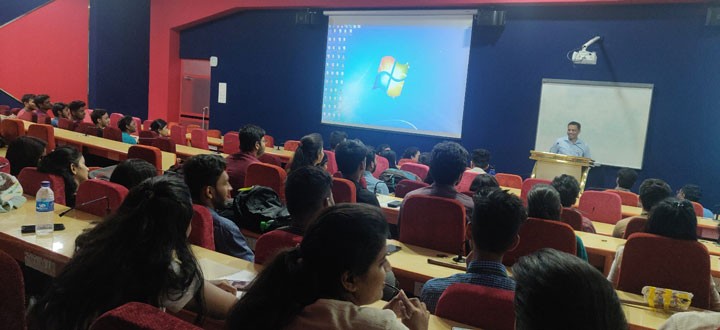 expert-lecture-on-current-industry-trends (1)